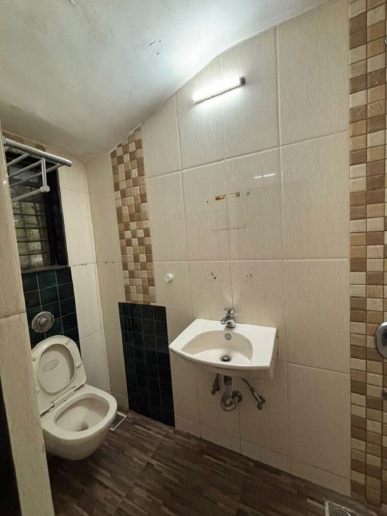 Washroom, bandra west 2 Bedroom 700 Sq.Ft. Apartment In Bandra West Mumbai 10590958