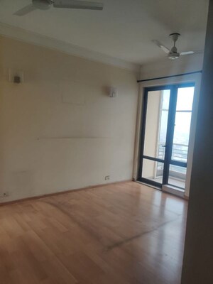 Room in 3 BHK Apartment at Unitech Fresco, Sector 50 – for Rent