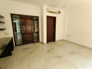 Room in 3 BHK Builder Floor at Defence Colony – for Rent