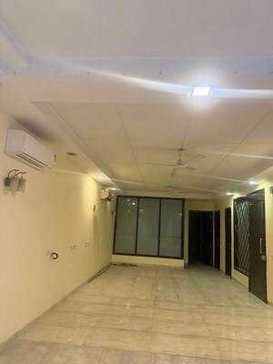 Room in 3 BHK Builder Floor at Sukhdev Vihar – for Rent