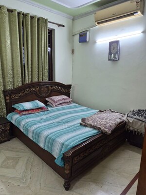 Bedroom in 2 BHK Builder Floor at Sector 43 – for Rent