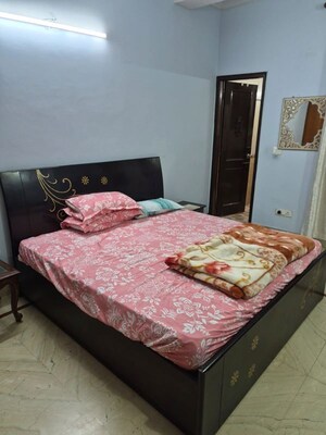 Bedroom in 2 BHK Builder Floor at Sector 43 – for Rent