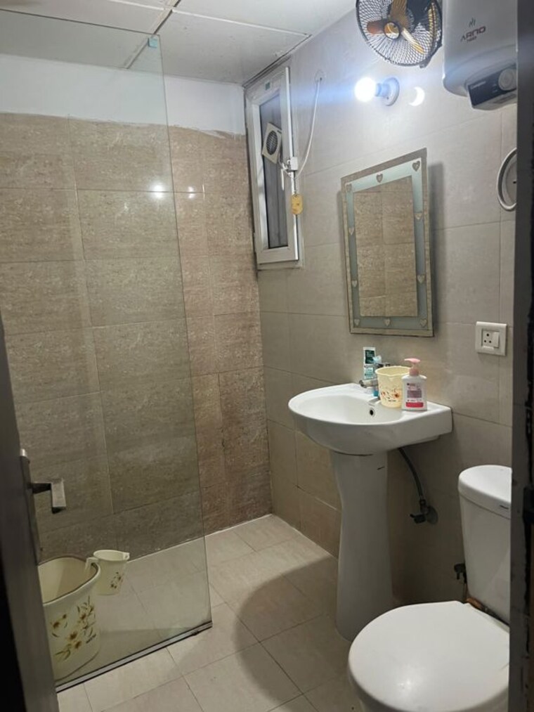 Bathroom, sector 30 1.5 Bedroom 300 Sq.Mt. Villa In Sector 30 Noida 10591073