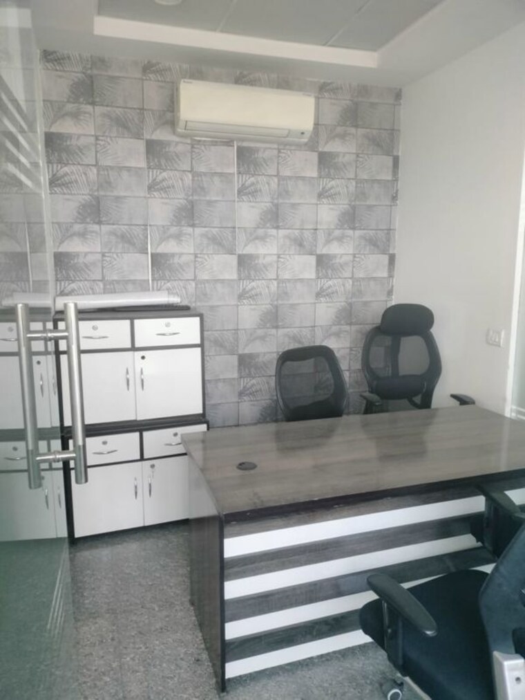 Kitchen, emaar-emerald-plaza Commercial Office Space 641 Sq.Ft. In Sector 65 Gurgaon 10591097