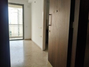 Room in 3 BHK Apartment at Hiranandani Estate – for Rent