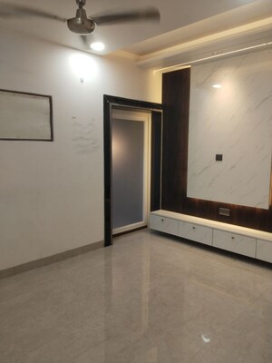 Room in 4 BHK Apartment at Sarita Vihar – for Rent