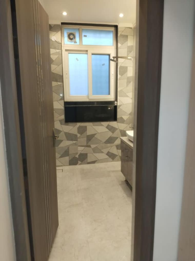 Bathroom, sarita vihar 4 Bedroom 2250 Sq.Ft. Apartment In Sarita Vihar Delhi 10591107
