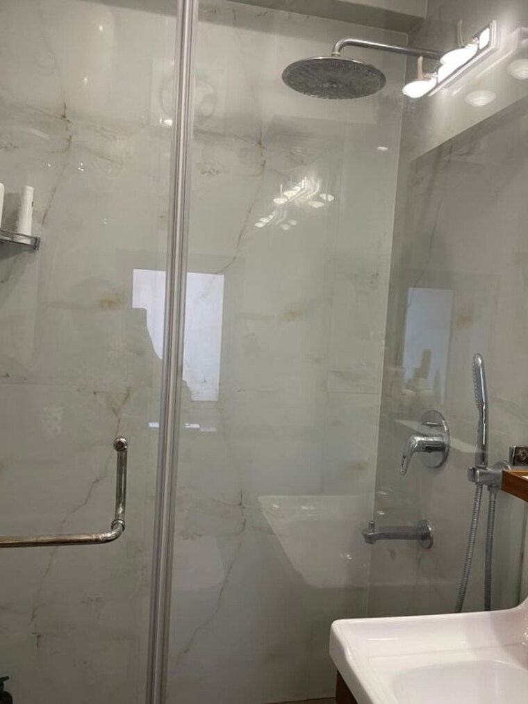 Bathroom, dlf-the-wellington-estate 3 Bedroom 1450 Sq.Ft. Apartment In Dlf Phase V Gurgaon 10591158