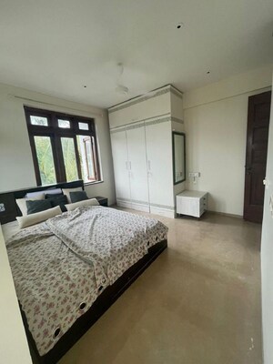 Bedroom in 2 BHK Apartment at Khar West – for Rent