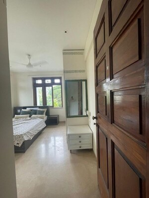 Room in 2 BHK Apartment at Khar West – for Rent