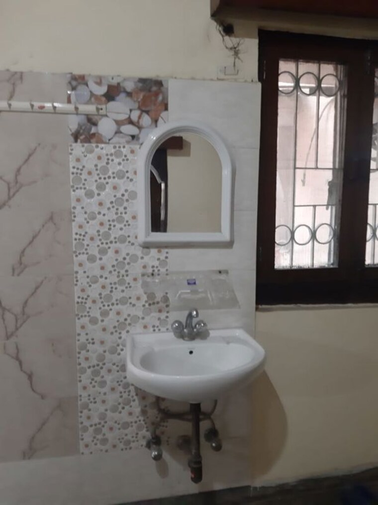 Bathroom, sarita vihar 1 Bedroom 700 Sq.Ft. Apartment In Sarita Vihar Delhi 10591273