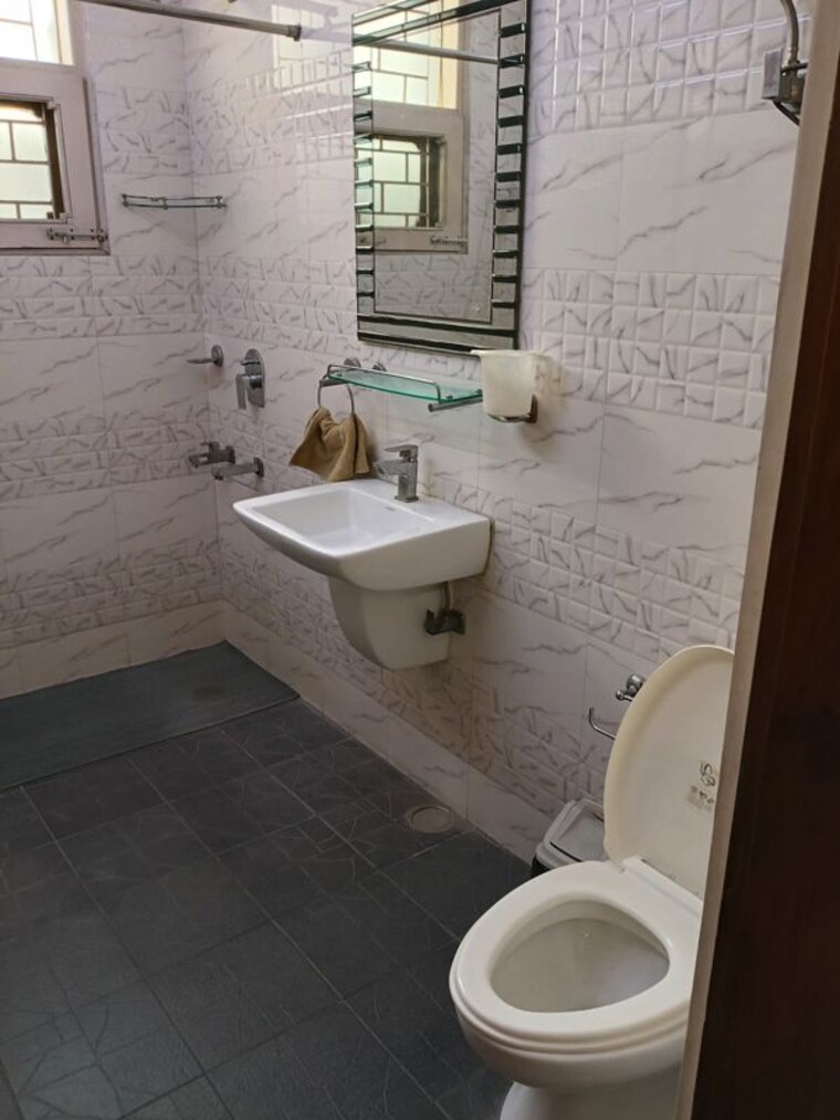 Bathroom, jangpura 3 Bedroom 160 Sq.Yd. Builder Floor In Jangpura Delhi 10591279