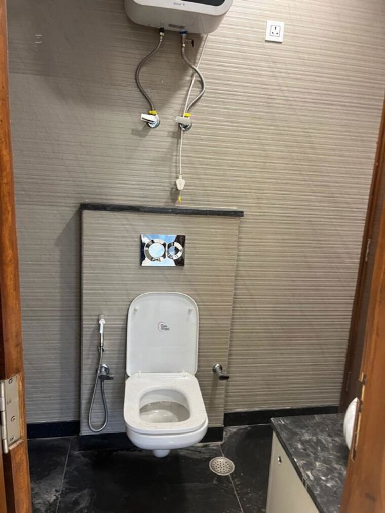 Bathroom, new rajinder nagar 3 Bedroom 125 Sq.Yd. Builder Floor In New Rajinder Nagar Delhi 10591291