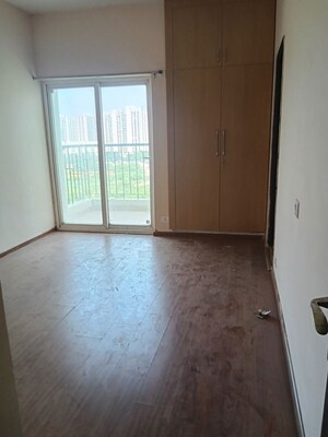 Room in 2 BHK Apartment at Amrapali Dream Valley – for Rent