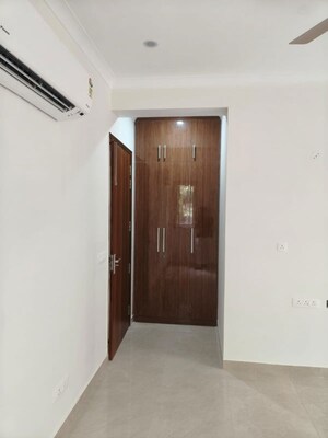 Room in 2 BHK Apartment at DLF Exclusive Floors, Sector 53 – for Rent
