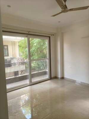Room in 2 BHK Apartment at DLF Exclusive Floors, Sector 53 – for Rent
