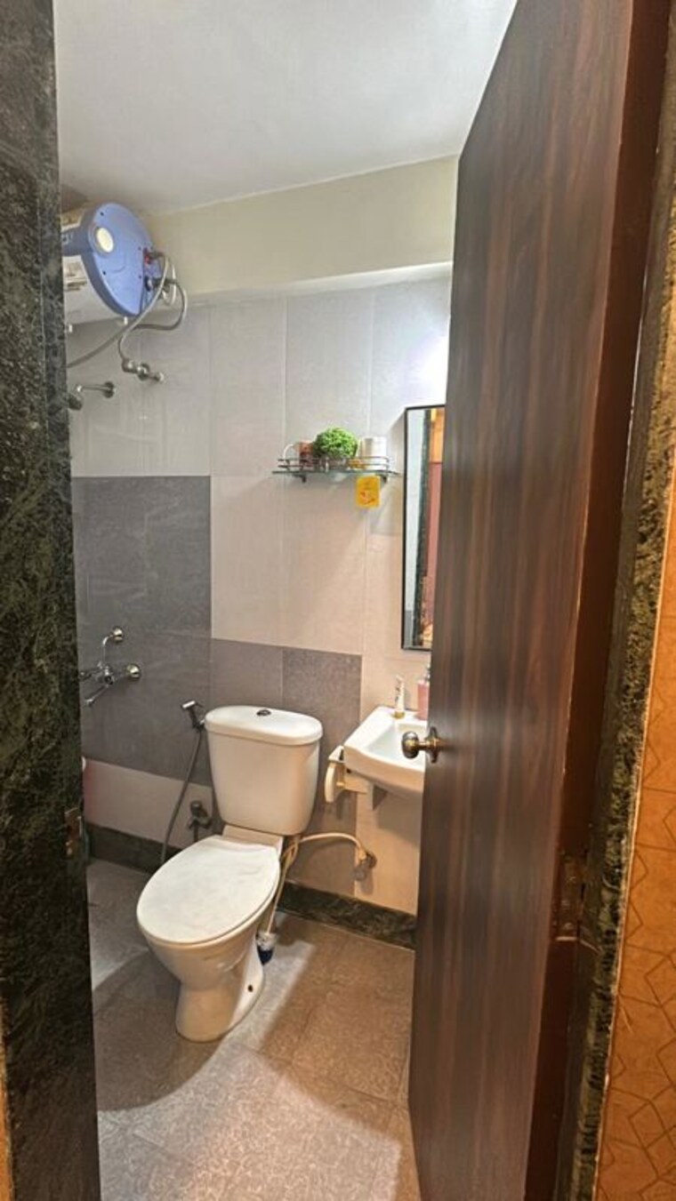 Bathroom, karan-sara 2 Bedroom 1000 Sq.Ft. Apartment In Baner Pune 10591474