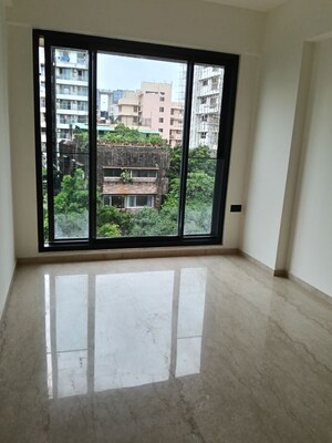 Room in 3 BHK Apartment at MS Gateway, Juhu Road – for Rent