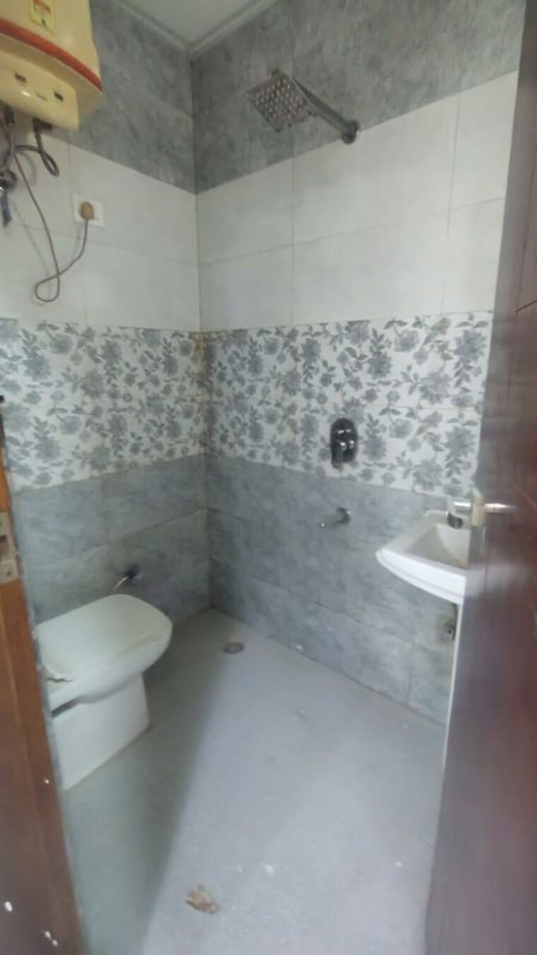 Bathroom, vasundhara sector 5 3 Bedroom 1375 Sq.Ft. Builder Floor In Vasundhara Sector 5 Ghaziabad 10591509