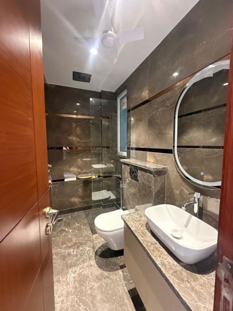 Bathroom, kalkaji 3 Bedroom 1500 Sq.Ft. Builder Floor In Kalkaji Delhi 10591510