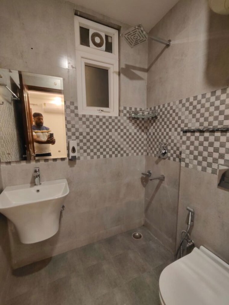Bathroom, chittaranjan park 3 Bedroom 1440 Sq.Ft. Builder Floor In Chittaranjan Park Delhi 10591520
