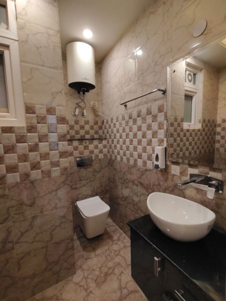 Bathroom, chittaranjan park 3 Bedroom 1440 Sq.Ft. Builder Floor In Chittaranjan Park Delhi 10591520