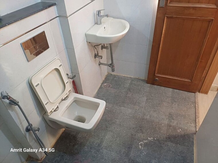 Bathroom, sector 42 3 Bedroom 240 Sq.Yd. Builder Floor In Sector 42 Gurgaon 10591523