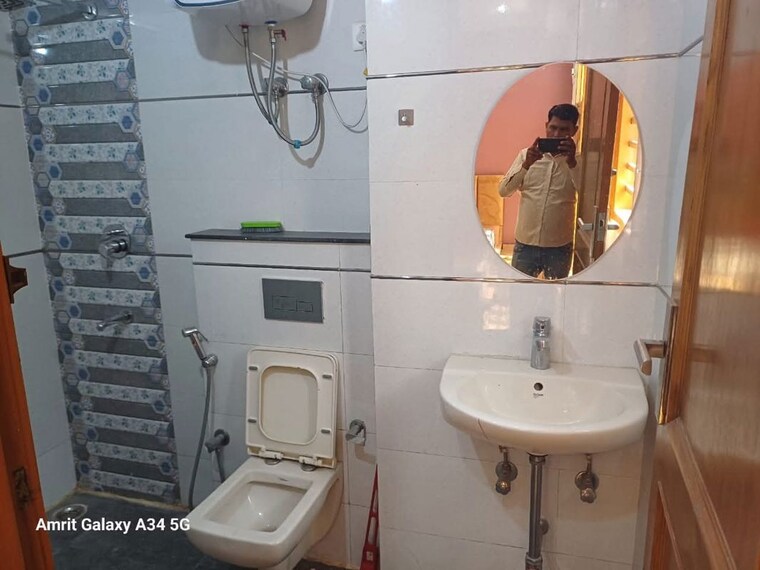 Bathroom, sector 42 3 Bedroom 240 Sq.Yd. Builder Floor In Sector 42 Gurgaon 10591523