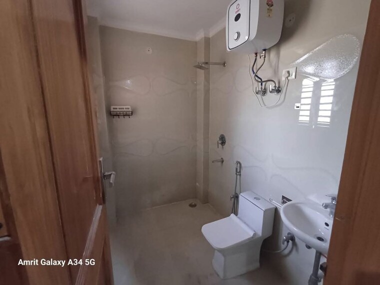 Bathroom, sector 42 3 Bedroom 240 Sq.Yd. Builder Floor In Sector 42 Gurgaon 10591523