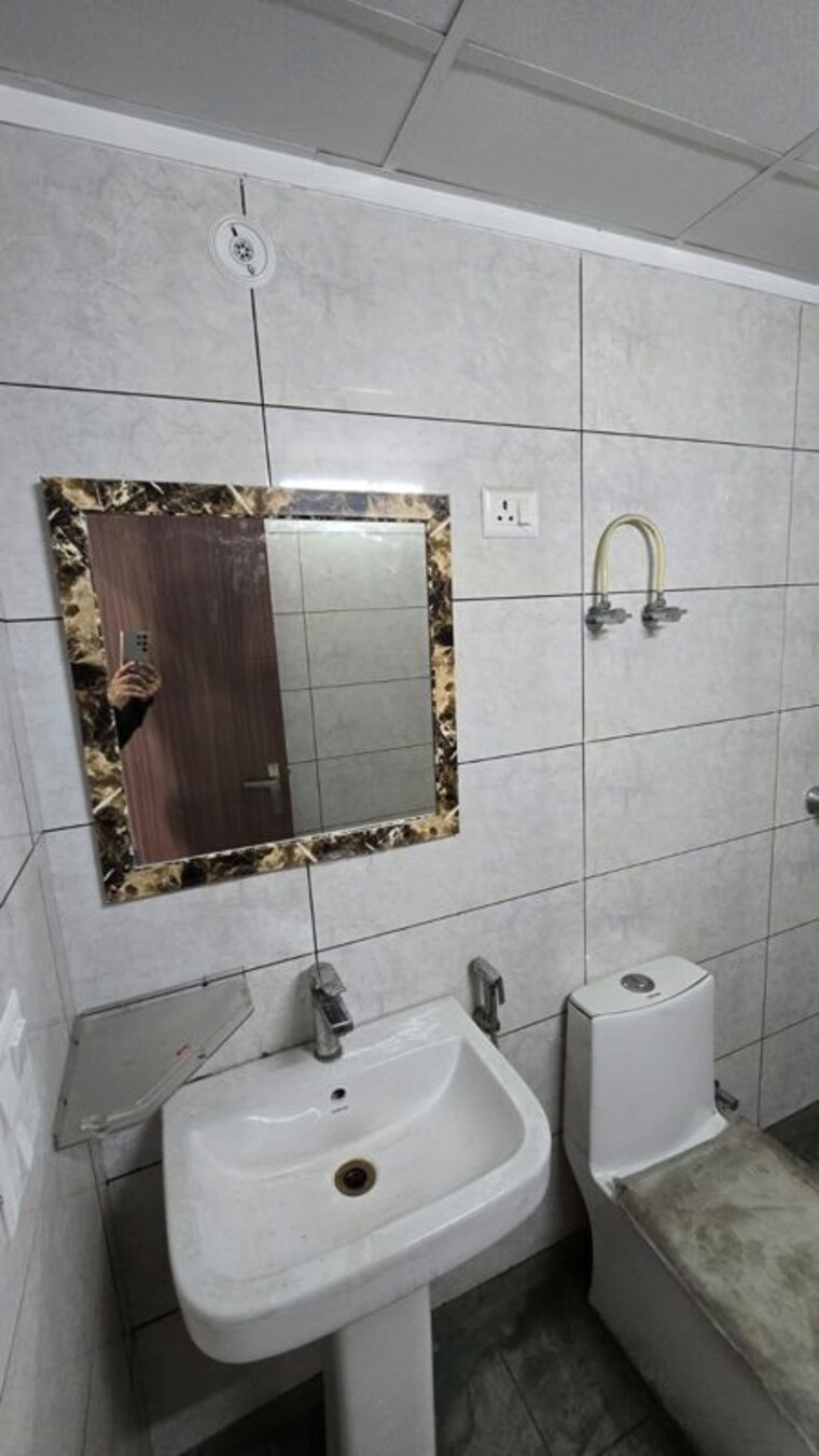 Bathroom, ratan-pearls 2 Bedroom 1035 Sq.Ft. Apartment In Sector 16 Greater Noida Greater Noida 10591533