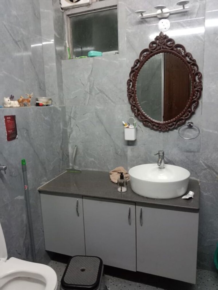 Bathroom, chittaranjan park 3 Bedroom 1400 Sq.Ft. Builder Floor In Chittaranjan Park Delhi 10591541