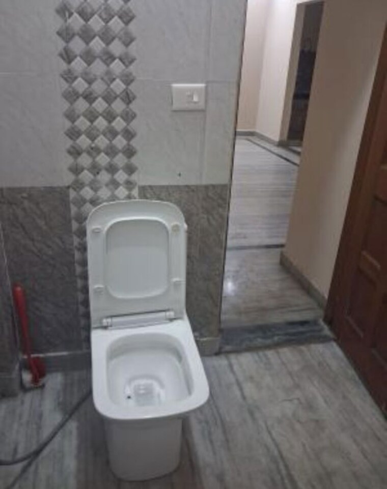 Bathroom, delta ii greater noida 2 Bedroom 120 Sq.Mt. Apartment In Delta Ii Greater Noida Greater Noida 10591553