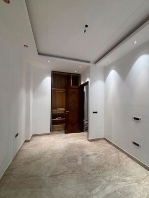 Room in 3 BHK Builder Floor at Safdarjung Enclave – for Sale