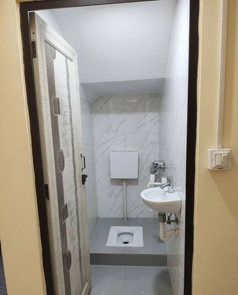 Bathroom, sector 7 dwarka Commercial Warehouse 1800 Sq.Ft. In Sector 7 Dwarka Delhi 10591628