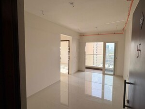 Room in 2 BHK Apartment at Kalpataru Vivant, Jogeshwari East – for Rent