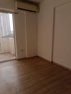 Room in 3 BHK Apartment at DLF Regal Gardens, Sector 90 – for Rent