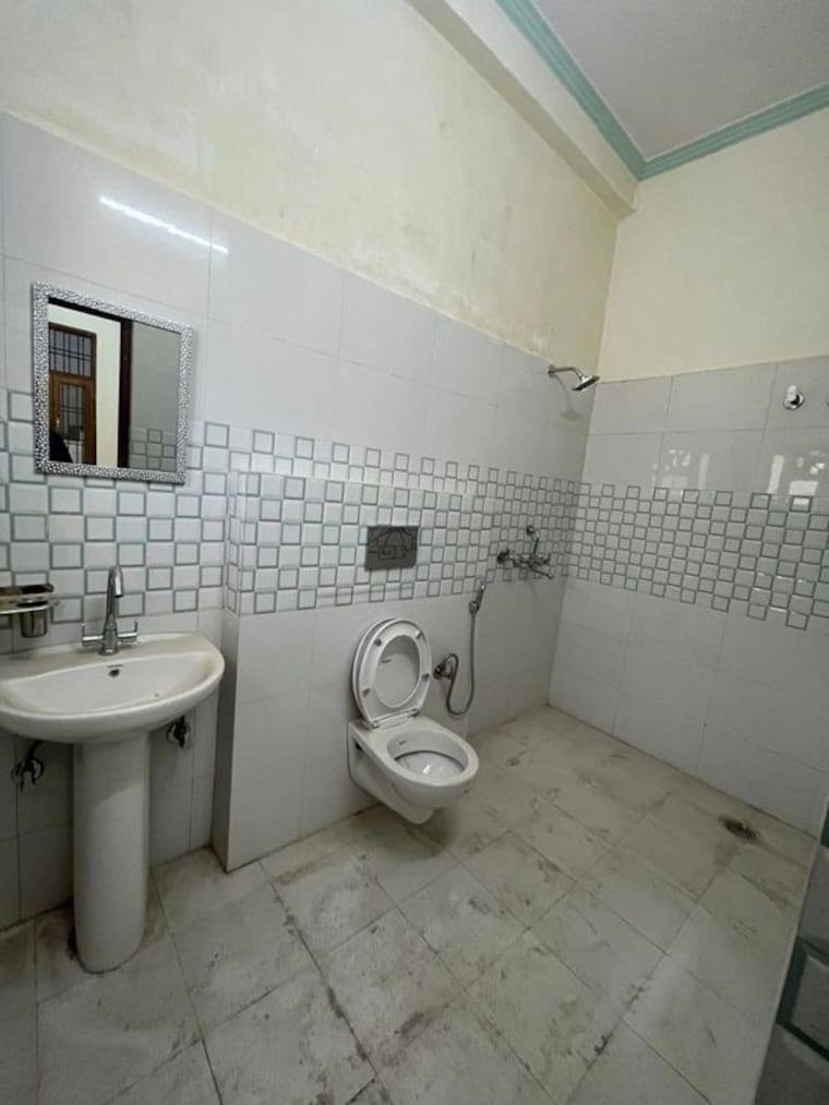 Bathroom, kalyanpur east 6+ Bedroom 1950 Sq.Ft. Villa In Kalyanpur East Lucknow 10591718