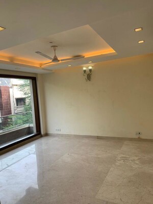 Room in 3 BHK Builder Floor at Defence Colony – for Rent
