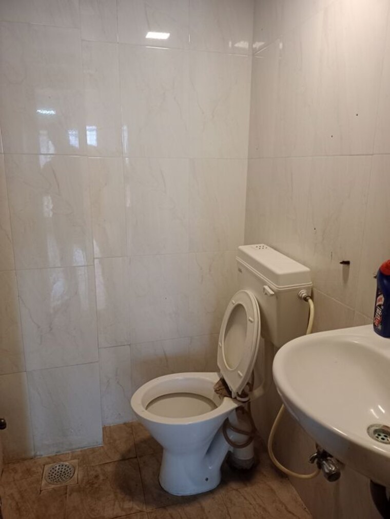 Bathroom, royal-palms-garden-view 3.5 Bedroom 1260 Sq.Ft. Apartment In Goregaon East Mumbai 10591800