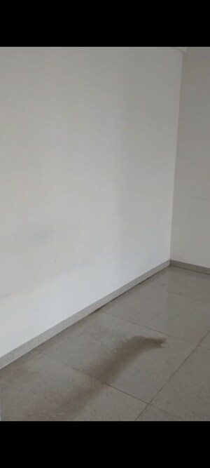 Room in 2 BHK Apartment at Rosa Manhattan, Ghodbunder Road – for Rent