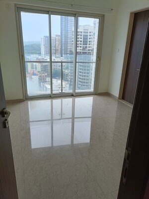 Room in 2 BHK Apartment at JP Decks, Goregaon East – for Rent