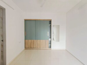 Room in 1.5 BHK Apartment at Godrej Emerald Vista, Ghodbunder Road – for Rent