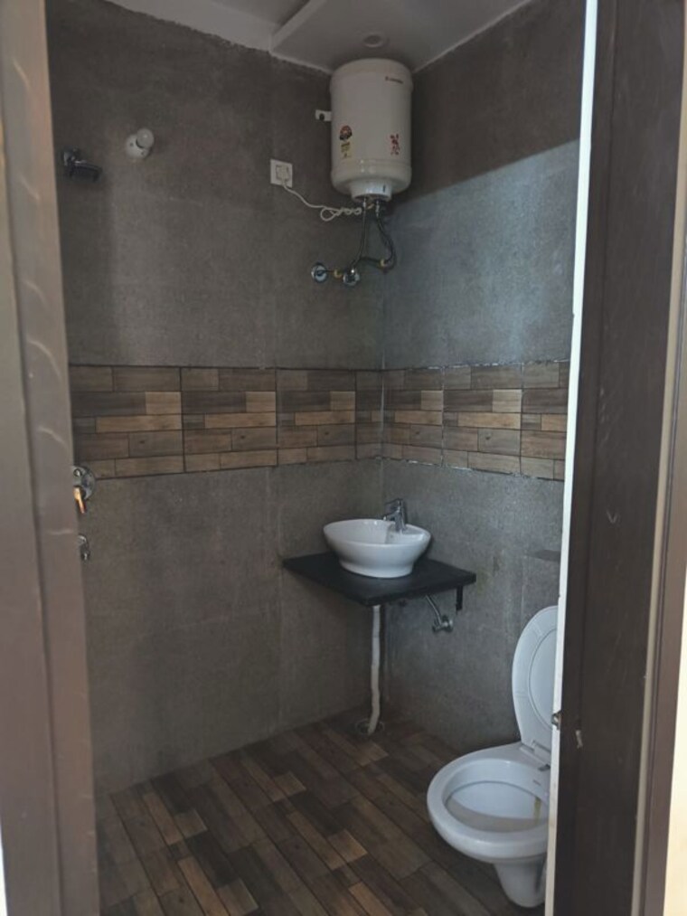 Bathroom, sunshine-enclave 3 Bedroom 1200 Sq.Ft. Apartment In Vip Road Zirakpur 10592056
