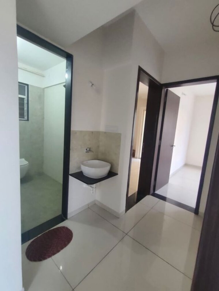 Bathroom, yashwin-supernova 2.5 Bedroom 948 Sq.Ft. Apartment In Wakad Pune 10592232