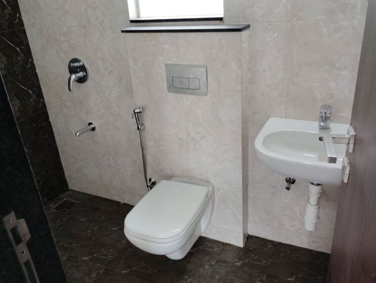 Bathroom, wakad 2 Bedroom 870 Sq.Ft. Apartment In Wakad Pune 10592318