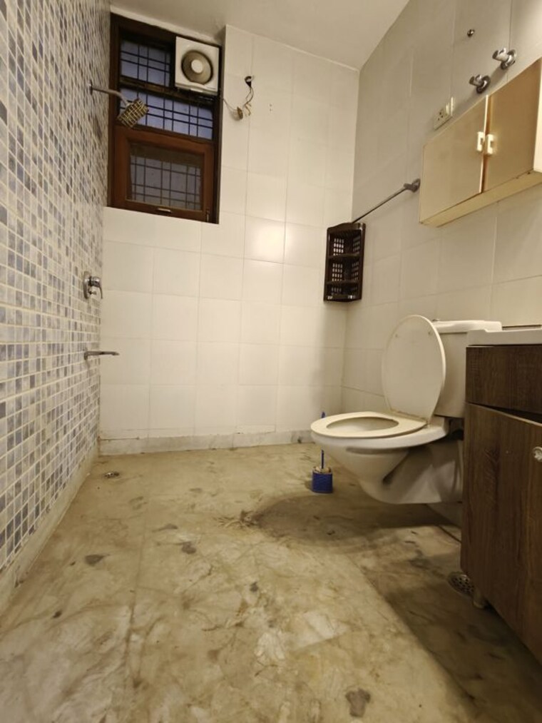 Bathroom, whispering-meadows 3 Bedroom 1610 Sq.Ft. Builder Floor In Sector 43 Gurgaon 10592354