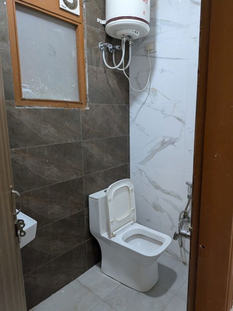 Bathroom, neb sarai 1 Bedroom 450 Sq.Ft. Builder Floor In Neb Sarai Delhi 10592367