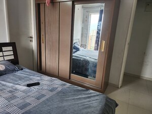Room in 3 BHK Apartment at Pratik Nagar – for Rent