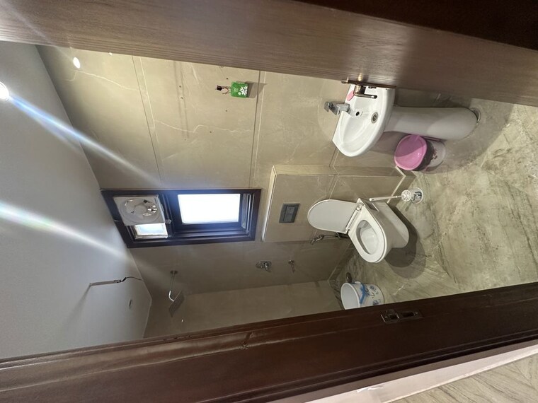 Attached Bathroom, jangpura 2.5 Bedroom 1000 Sq.Ft. Apartment In Jangpura Delhi 10592431