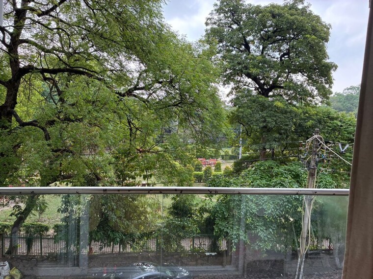 Garden, sarvodaya enclave 3 Bedroom 1800 Sq.Ft. Builder Floor In Sarvodaya Enclave Delhi 10592639